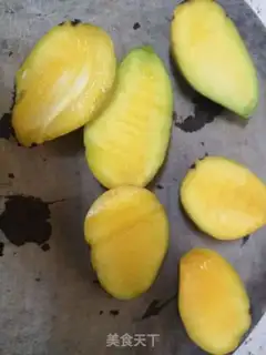 Make Mango milkshake step 1