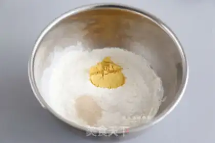 Make Japanese pumpkin bean buns step 1