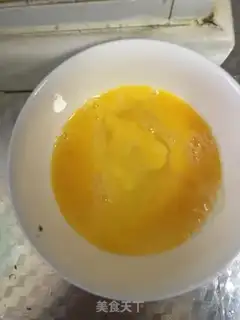 Make Garlic fried eggs step 1