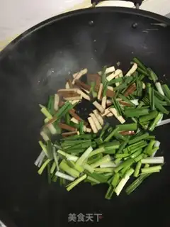 Make Garlic fried eggs step 4