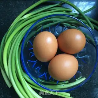 Make Garlic tomato fried eggs step 0