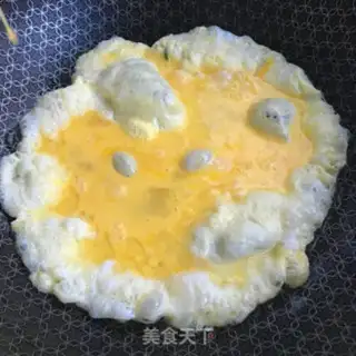 Make Garlic tomato fried eggs step 4