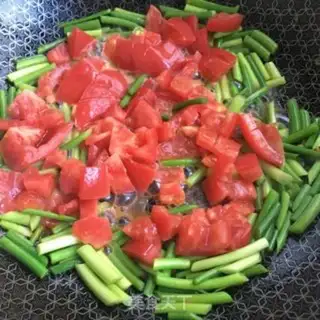 Make Garlic tomato fried eggs step 5