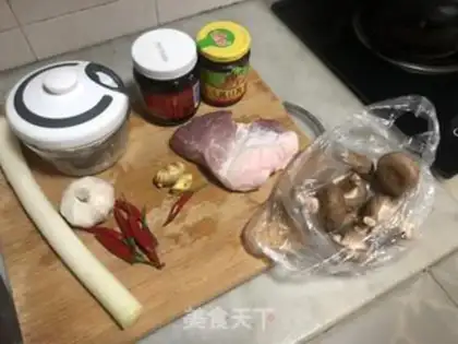 Make Two colored hands, fried noodles step 0