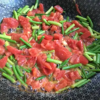 Make Garlic tomato fried eggs step 6