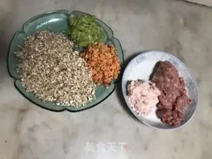 Make Two colored hands, fried noodles step 1