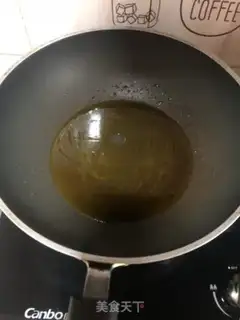 Make Two colored hands, fried noodles step 2
