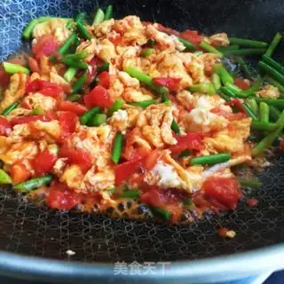 Make Garlic tomato fried eggs step 8