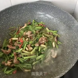 Make Scrambled eggs step 1