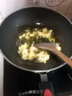 Make Two colored hands, fried noodles step 3