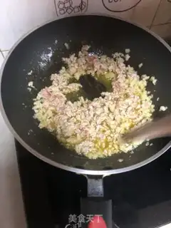 Make Two colored hands, fried noodles step 4