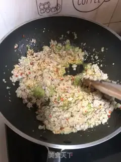 Make Two colored hands, fried noodles step 5