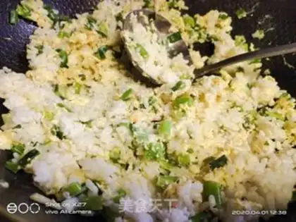 Make Onion egg fried rice step 4