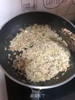 Make Two colored hands, fried noodles step 6