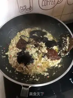 Make Two colored hands, fried noodles step 7