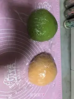 Make Two colored hands, fried noodles step 16