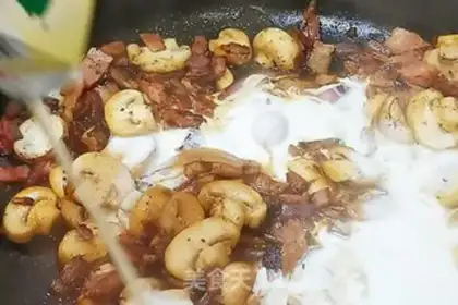 Make Italian bacon mushroom noodles step 4