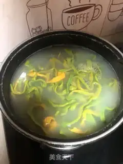 Make Two colored hands, fried noodles step 18