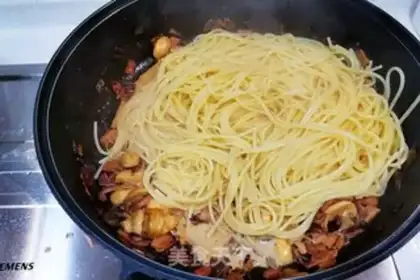 Make Italian bacon mushroom noodles step 5