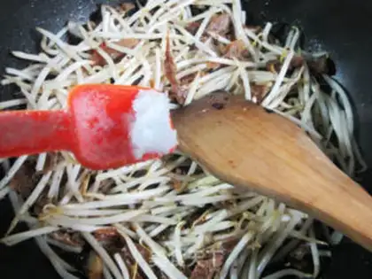 Make The beanfish fried green bean bud step 4