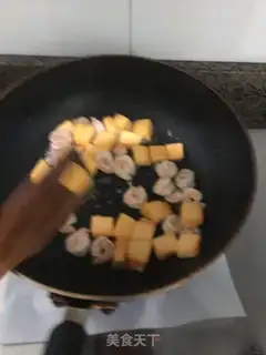 Make Pumpkin shrimp pasta step 0