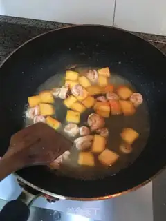 Make Pumpkin shrimp pasta step 1