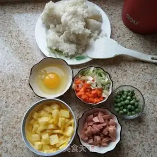 Make Pineapple rice step 1
