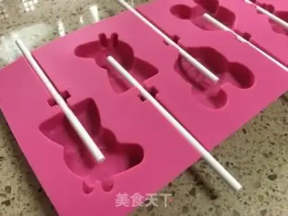 Make Pineapple lollipops step 10