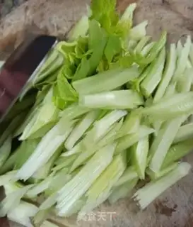 Make Celery fried wood step 0