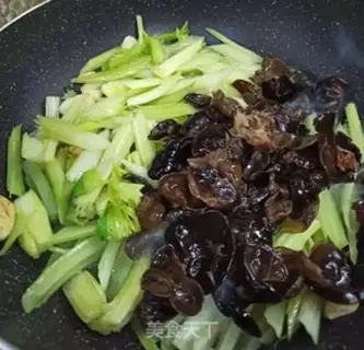 Make Celery fried wood step 3