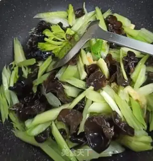 Make Celery fried wood step 4
