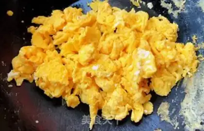 Make Cracked eggs and mushroom carrots step 5