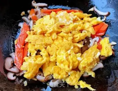 Make Cracked eggs and mushroom carrots step 8