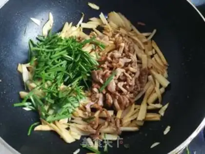 Make Spring fried meat step 4