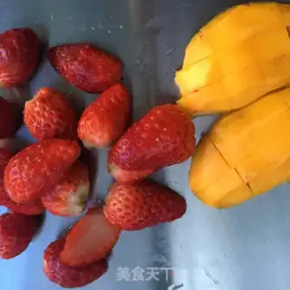 Make Charcoal yogurt with strawberries step 5
