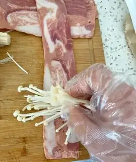 Make Bacon rolls of gold mushrooms step 1