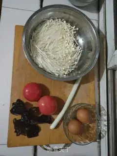 Make Tomatoes, fungus, omelet soup step 0
