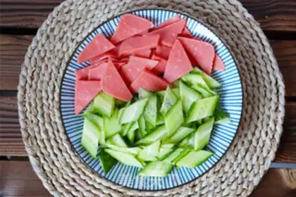 Make cucumber eggs for food step 1