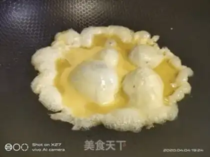 Make cucumber egg fried rice step 2