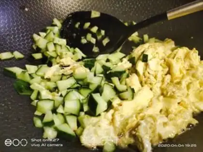 Make cucumber egg fried rice step 3