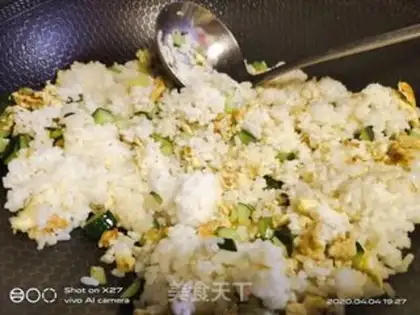 Make cucumber egg fried rice step 5