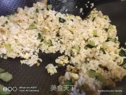 Make cucumber egg fried rice step 7