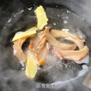 Make Snacks of seafloor coconut broth step 1