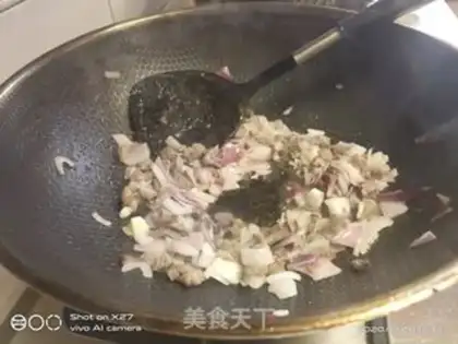 Make Onion beef fried rice step 2
