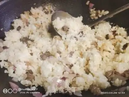 Make Onion beef fried rice step 3