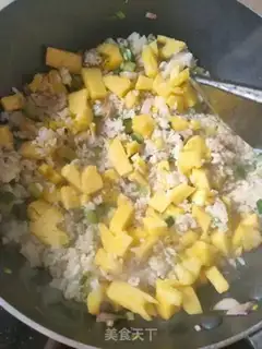 Make Pineapple rice step 3