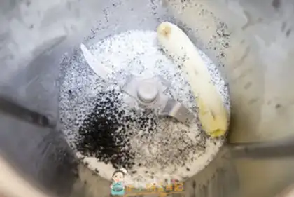 Make Banana sesame milk step 1