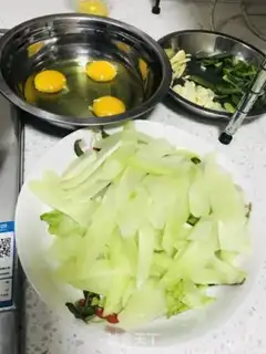 Make Scrambled eggs step 1