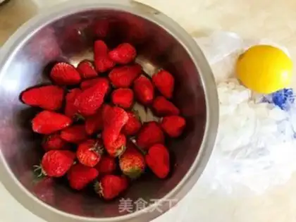 Make Homemade strawberry sauce step 0