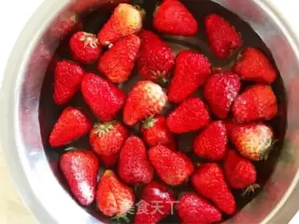 Make Homemade strawberry sauce step 1